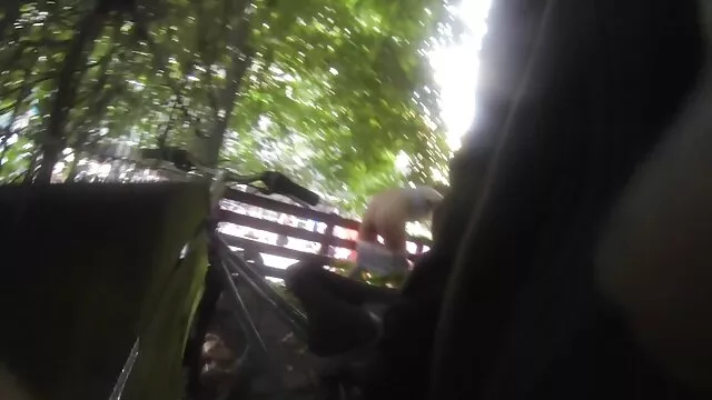 აზიელი, თითებით, სათამაშო ფურთხება