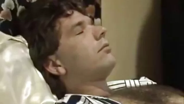 მამაკაცი მსუქანი, მოყვრული, დიდი ლამაზი ქალები seduce ქერა roommate საძინებელი.