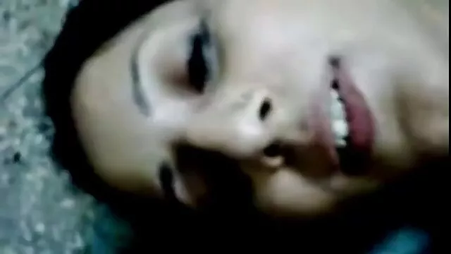 თხელი გერმანელი ლესბო, კაცი ass, უბიძგებს მისი მუშტებით წასვლა ტუალეტის.