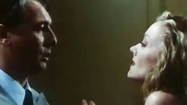 ცოლი, ცოლი, ქმარი, ხოლო ფეხბურთის გამოიყურება მეორე ტამილური ოთახში.